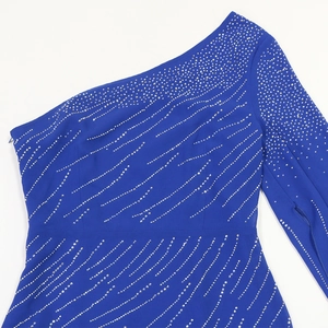 Détail de la robe en mousseline bleu roi avec strass argentés scintillants en motifs de vagues