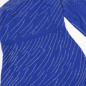 Vue détaillée du tissu en mousseline bleu roi avec motifs diagonaux de strass argentés