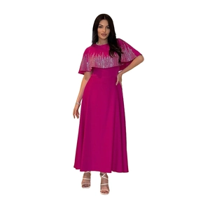 Dettaglio del maxi abito rosso rosa con mantella di paillettes e motivi verticali in strass