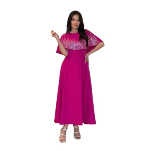 Dettaglio dell'abito rosso rosa con nappe di strass argento scintillanti sulle spalle
