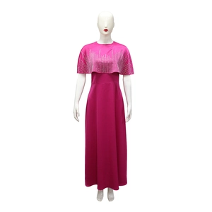Dettaglio dell'abito maxi fucsia sfiancato con decorazione di paillettes sulla cappa