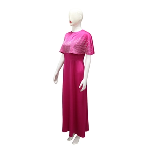 Dettaglio dell'abito elegante rosso rosa con vita aderente e strass argentati sulle maniche