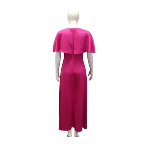 Dettaglio dell'abito in raso fucsia con design a mantella e cerniera posteriore