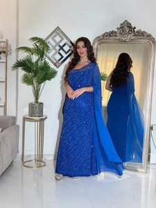 Robe asymétrique bleu roi avec strass scintillants et cape élégante en mousseline fine