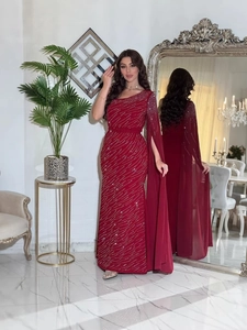 Robe longue bordeaux à une épaule, paillettes et manche asymétrique style cape chic