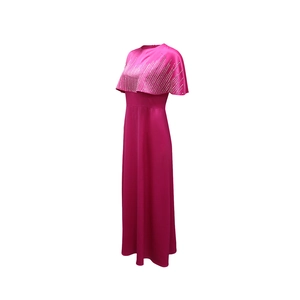 Dettaglio dell'abito fucsia con linee verticali di strass sulla mantellina corta