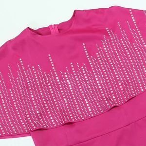 Dettaglio dell'abito fucsia con strass argentati e zip invisibile sulla schiena