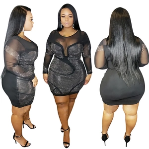 Robe moulante grande taille noire avec manches en mesh et motifs de strass brillants