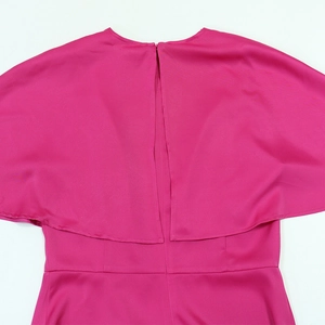 Dettaglio della veste in raso rosso rosa con spacco a V sul retro e zip invisibile