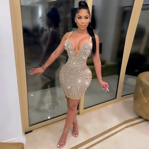 Robe mini moulante sexy à col en V avec détails luxueux en strass argentés et perles