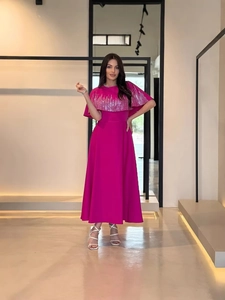 Lungo abito a tunica fucsia con mantella a nappe di paillettes e linea a trapezio