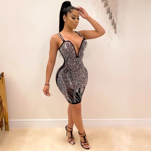 Mini robe noire sexy à col en V avec strass argentés et fines bretelles élégantes