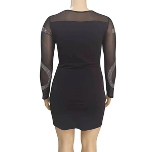 Détail d'une robe de soirée noire avec manches en mesh transparent et strass argentés