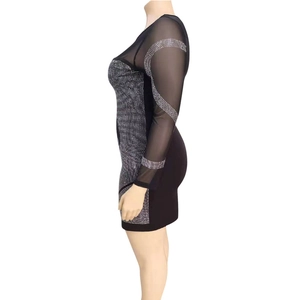 Détail de mini robe noire à strass avec manches en mesh transparent et motifs brillants