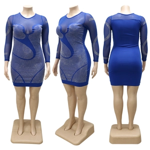 Détail de la robe moulante bleue avec strass argentés et manches longues en résille