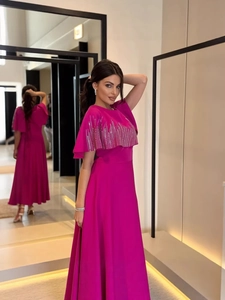 Abito da sera magenta con maniche a mantella di paillettes argento e vita aderente elegante