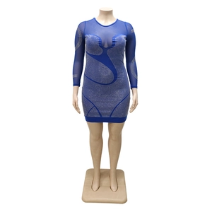 Détail de robe moulante bleu roi avec manches en tulle transparent et motifs en strass argentés