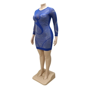 Détail de la robe moulante bleu roi avec strass argentés et patchwork en résille