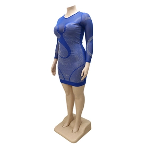 Détail de la robe moulante bleu roi avec manches en mesh et motifs en strass argentés
