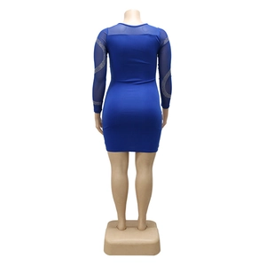 Détail d'une robe moulante bleu roi avec manches en mesh et motifs ondulés en strass