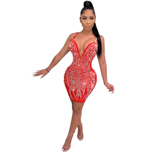 Robe rouge sexy courte avec décolleté en V et motifs de strass argentés étincelants