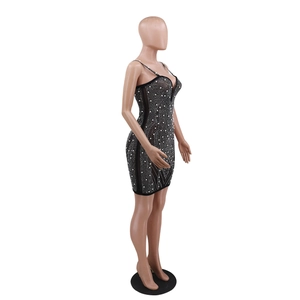 Détails de la mini robe moulante noire ornée de perles blanches et de sequins brillants