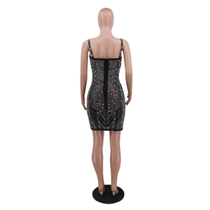 Vue arrière d'une robe moulante en mesh noir avec perles élégantes et strass brillants