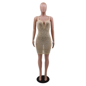 Vue détaillée de la robe champagne col en V avec strass scintillants et perles