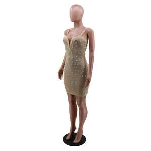 Gros plan détaillé d'une robe mini champagne avec perles et motifs en strass