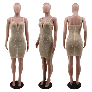 Détails de la mini robe champagne à col en V avec strass étincelants et décorations de perles