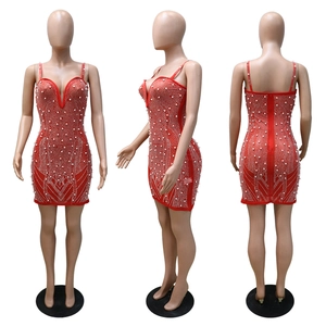 Vues de face côté et arrière de la robe rouge à col en V avec perles blanches et strass