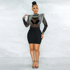 Robe moulante noire en mesh avec franges en strass et manches pour la fête