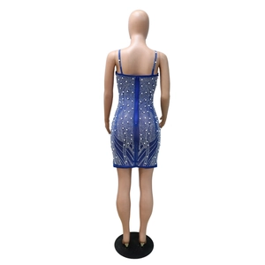 Détails de perles blanches et strass au dos de la robe moulante bleu marine avec zip