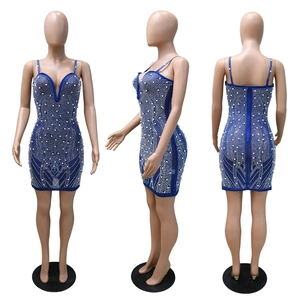 Détails de la robe mini bleue à col en V avec perles blanches et strass brillants