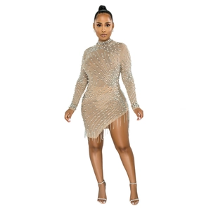 Robe courte sexy en tulle avec perles, sequins, manches longues et franges en beige