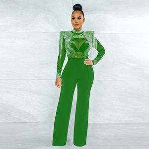 Détail d'une combinaison en maille verte avec strass brillants et franges d'épaules
