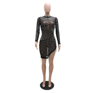 Détail de robe en tulle noir avec perles radiales et ourlet à franges métalliques