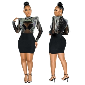 Détail de la robe courte noire avec franges de strass et manches en tulle transparent