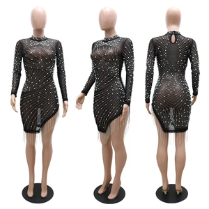 Vue détaillée de la robe en tulle noir ornée de perles blanches et franges strass