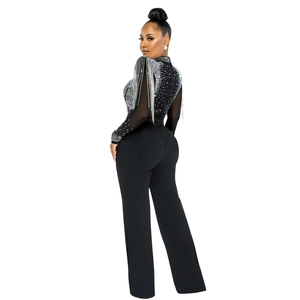Détail de la combinaison noire avec haut en mesh transparent et franges en strass chic