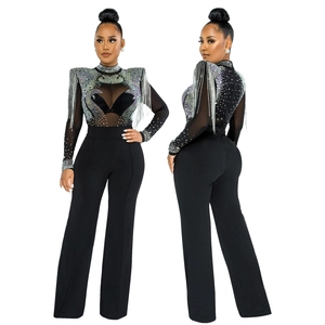 Détail d'un body en résille transparente avec strass brillants et pompons aux épaules