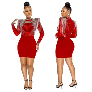 Vue détaillée d'une robe rouge moulante avec des franges en strass et des cristaux brillants