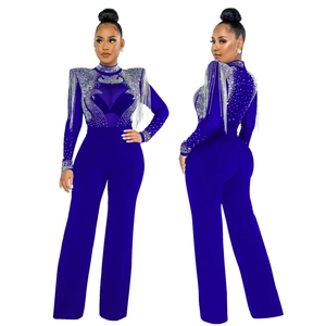 Détails de la combinaison bleu roi avec strass brillants et longues franges argentées