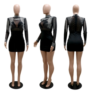 Robe moulante noire élégante avec franges en strass et empiècements en résille