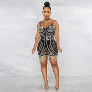 Mini abito bodycon nero scintillante con nappe di strass argento e pannelli in rete velata