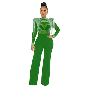 Détail de la combinaison verte avec franges en strass aux épaules et design en tulle