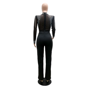 Détail du dos en mesh transparent de la combinaison à strass noire avec franges argentées