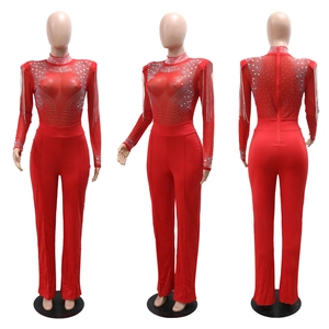 Détail macro du tissu en maille rouge avec strass brillants et franges argentées
