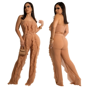 Detail von gerafftem Bandeau-Top und transparenter Schlaghose im beigen Urlaubsset