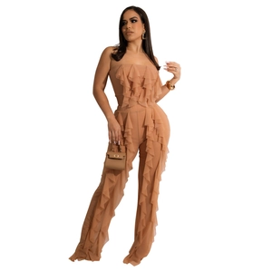 Detail eines zweiteiligen Nude-Mesh-Sets mit gerafftem Bandeau-Top und weiter Hose